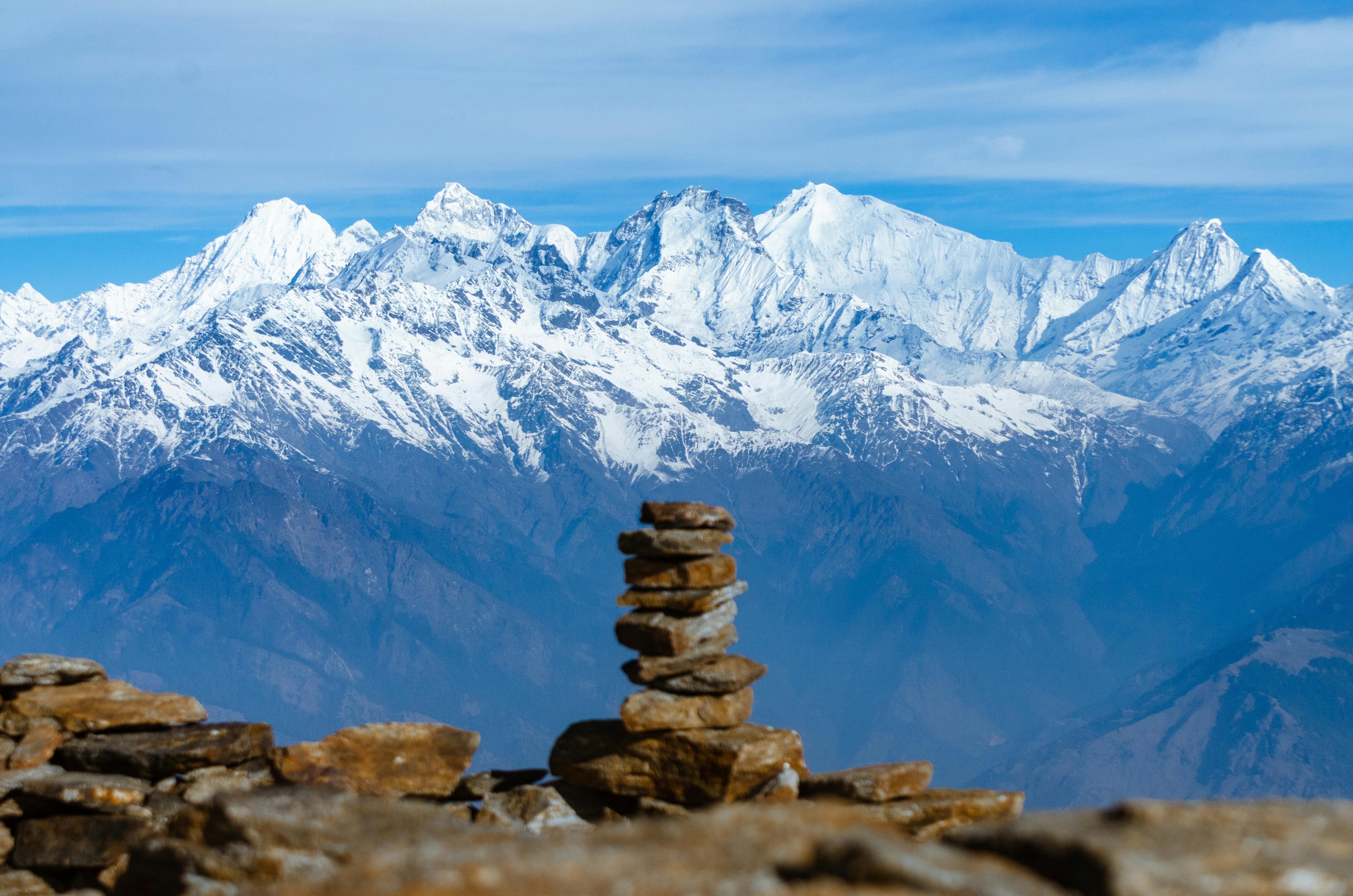 הרים מושלגים — נוף טבעי מרגיע המסמל שקט וריפוי